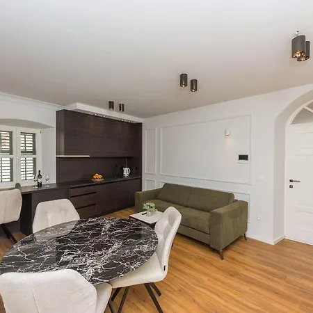 Palace Heritage Apartments * Makarska