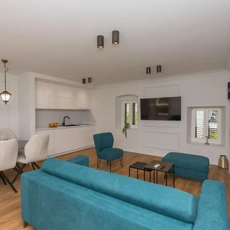 Palace Heritage Apartments * Makarska