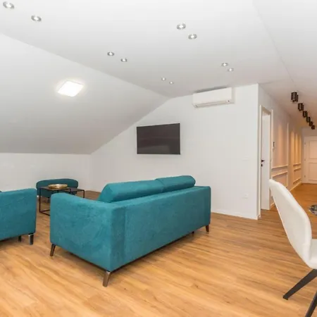 Palace Heritage Apartments * Makarska